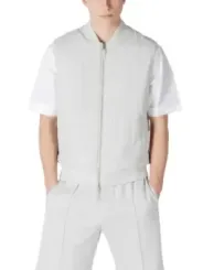 Leichte weiße Jacke mit Shorts