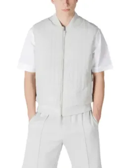 Leichte weiße Jacke mit Shorts