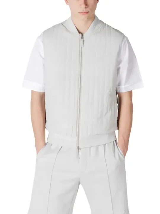 Leichte weiße Jacke mit Shorts