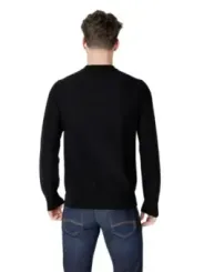 Mann trägt schwarzes Boss Pullover