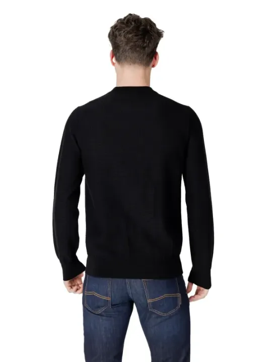 Mann trägt schwarzes Boss Pullover