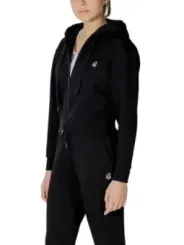 Schwarzes Kapuzenpullover und Jogginghose Set