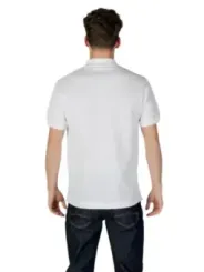 Mann trägt weißes Lacoste Poloshirt