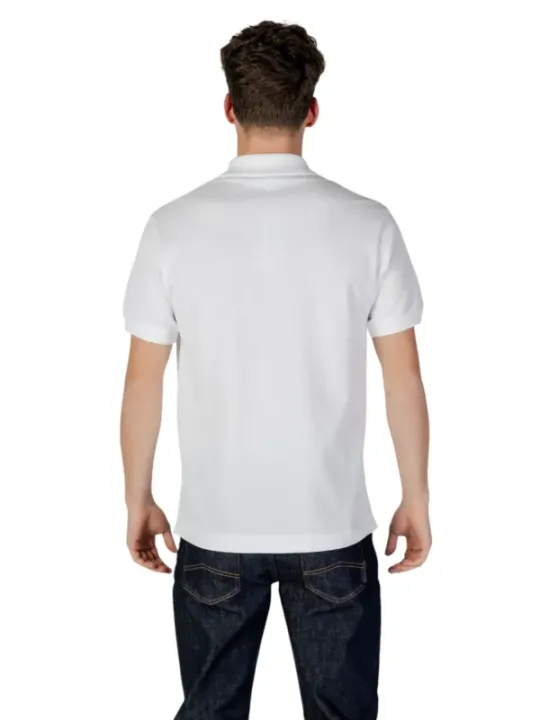 Mann trägt weißes Lacoste Poloshirt