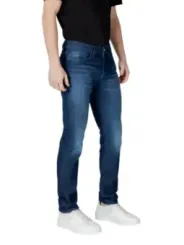 Mann trägt blaue Armani Exchange Jeans