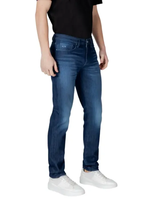 Mann trägt blaue Armani Exchange Jeans