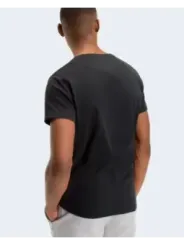 Mann trägt Tommy Hilfiger T-Shirt