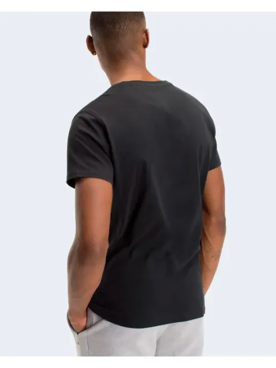 Mann trägt Tommy Hilfiger T-Shirt