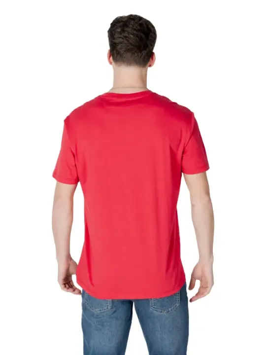Rotes T-Shirt mit Jeans