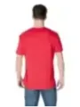 Rotes T-Shirt mit Jeans