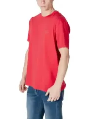 Mann trägt rotes T-Shirt und Jeans