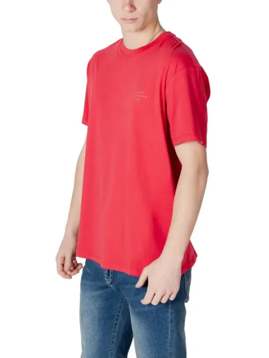 Mann trägt rotes T-Shirt und Jeans