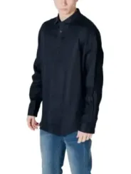 Schwarzes Armani Exchange Hemd modelliert