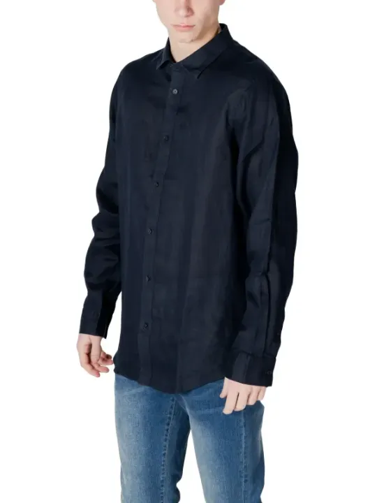 Schwarzes Armani Exchange Hemd modelliert