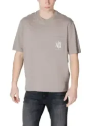 Mann trägt graues Armani Exchange T-Shirt
