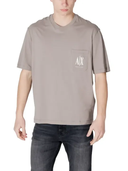 Mann trägt graues Armani Exchange T-Shirt