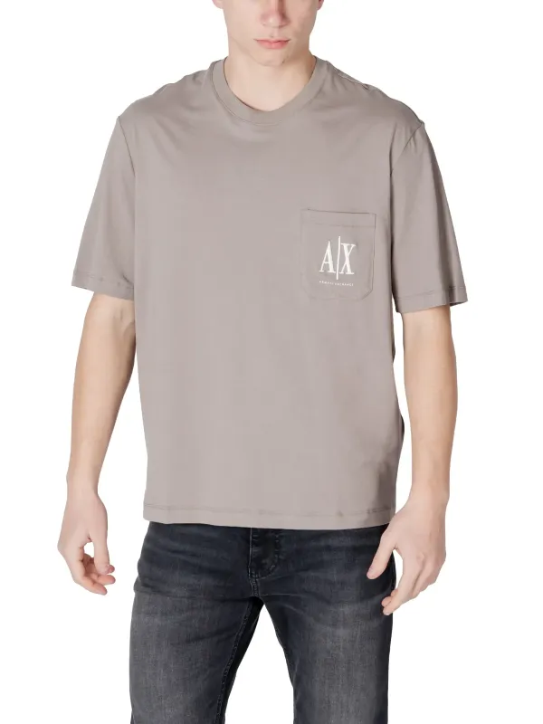 Mann trägt graues Armani Exchange T-Shirt