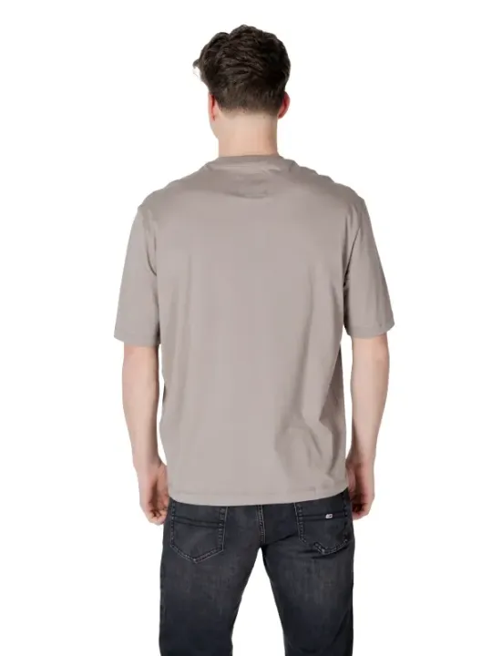 Mann trägt beiges T-Shirt und Jeans