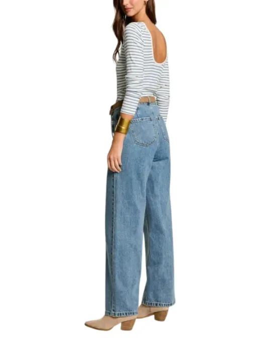 Leichte blaue Jeans mit weitem Bein