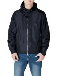 Mann trägt schwarze Windbreaker-Jacke