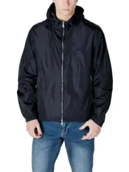 Mann trägt schwarze Windbreaker-Jacke