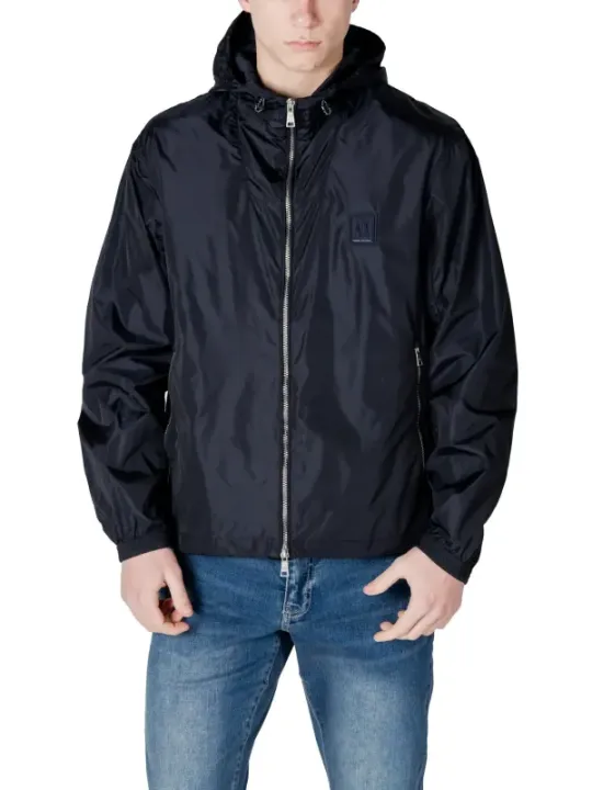 Mann trägt schwarze Windbreaker-Jacke