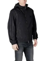Mann trägt schwarze Armani Exchange Jacke