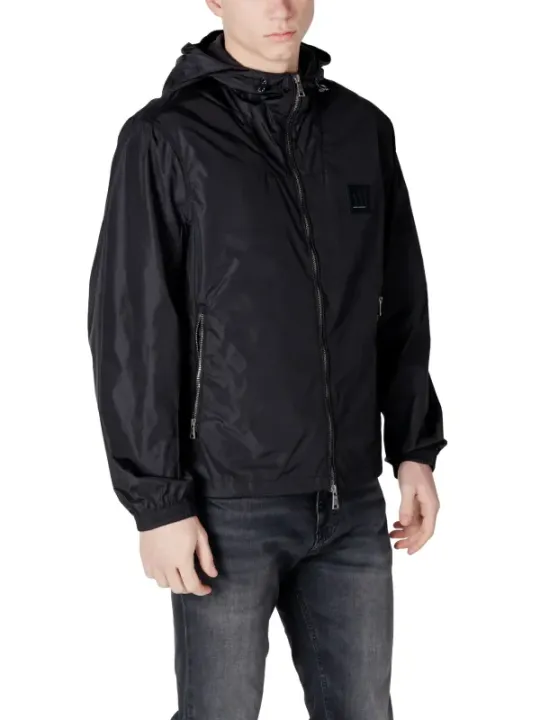 Mann trägt schwarze Armani Exchange Jacke