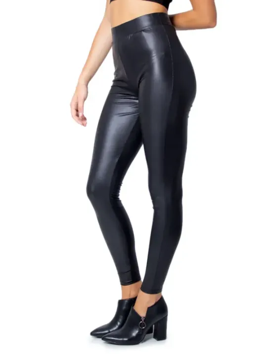 Glänzende Leggings und hohe Stiefel