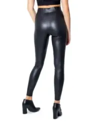 Schwarze Lederhose, Rückansicht, Modell