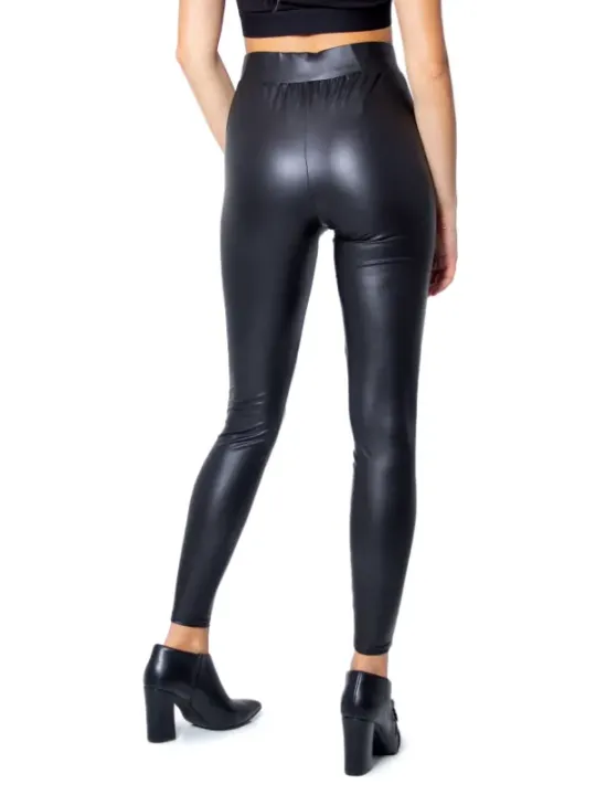 Schwarze Lederhose, Rückansicht, Modell