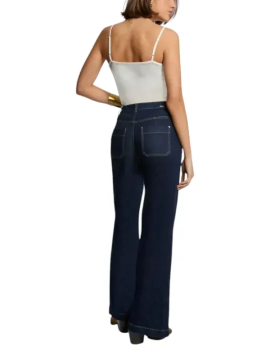 Frau trägt Morgan Jeans blau