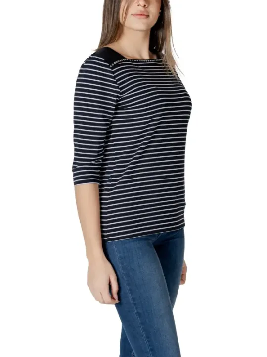 Schwarzes Top mit weißen Streifen