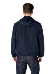 Mann trägt blaue Ea7 Jacke