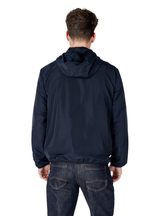 Mann trägt blaue Ea7 Jacke