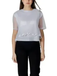 Weißes T-Shirt, schwarze Hose