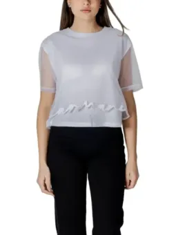 Weißes T-Shirt, schwarze Hose