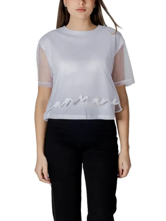 Weißes T-Shirt, schwarze Hose