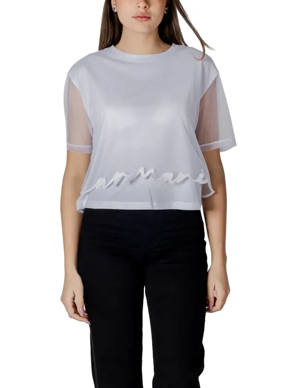 Weißes T-Shirt, schwarze Hose