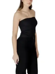 Schwarzer, taillierter Strampler und Hose