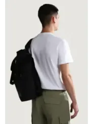 Mann mit schwarzem Napapijri Rucksack