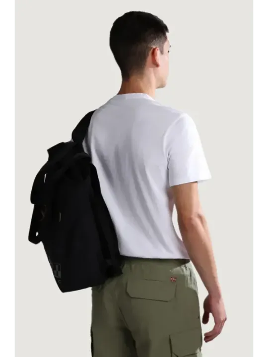 Mann mit schwarzem Napapijri Rucksack