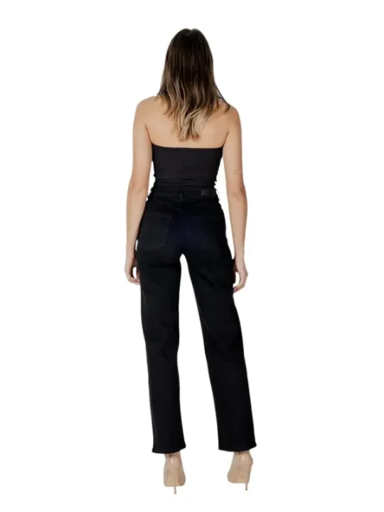 Schwarze Jeans, modische Damenmode Ichi