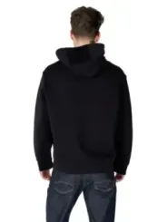 Mann trägt schwarzes Sweatshirt Jeans