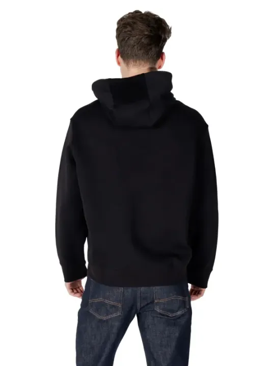 Mann trägt schwarzes Sweatshirt Jeans
