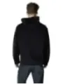 Mann trägt schwarzes Sweatshirt Jeans