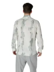 Weißes Hemd mit Camouflage-Muster