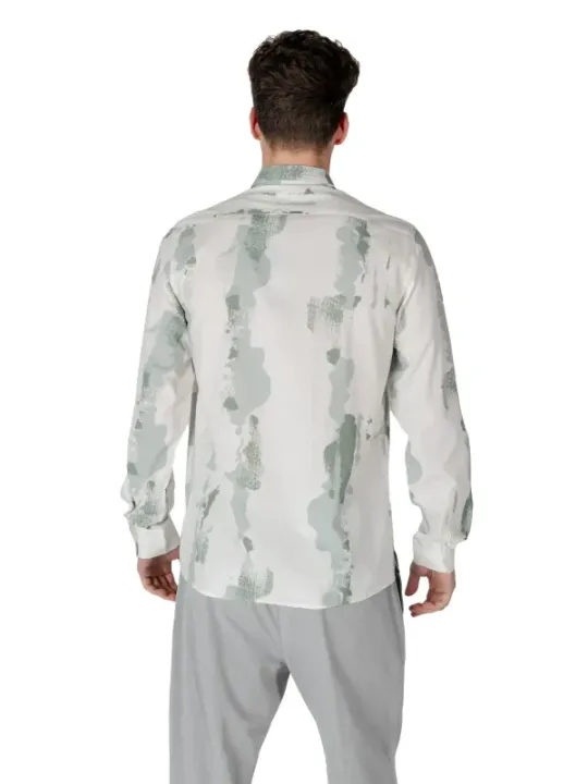 Weißes Hemd mit Camouflage-Muster