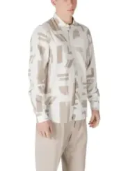 Musterhemd beige und weiß getragen