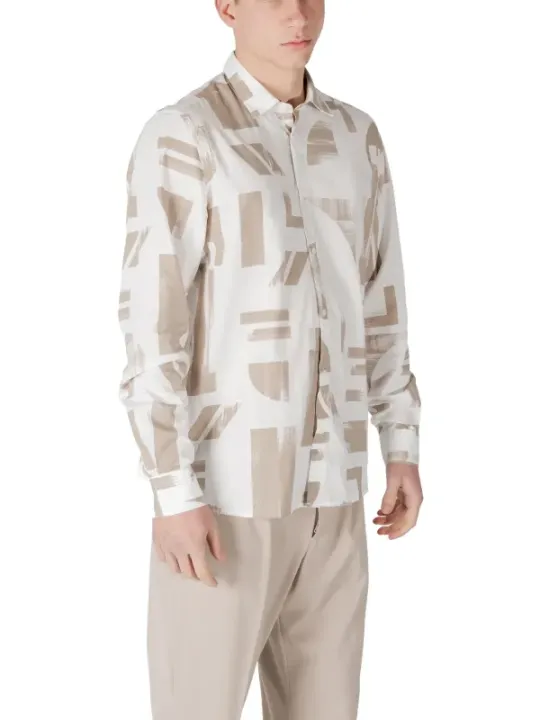 Musterhemd beige und weiß getragen